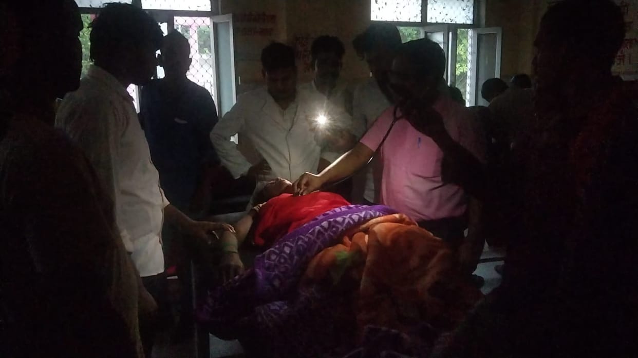 Doctors treated in emergency under torchlight