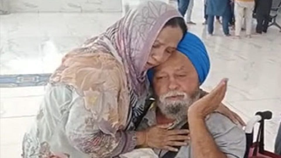 Indian Sikh man separated from his family during Partition meets his Pakistani Muslim sister in Kartarpur