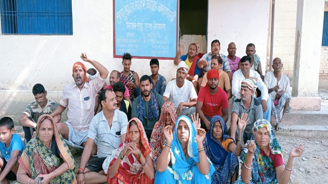 Farmers agitation due to non- vailability of water in paddy crop in cholapur varanasi