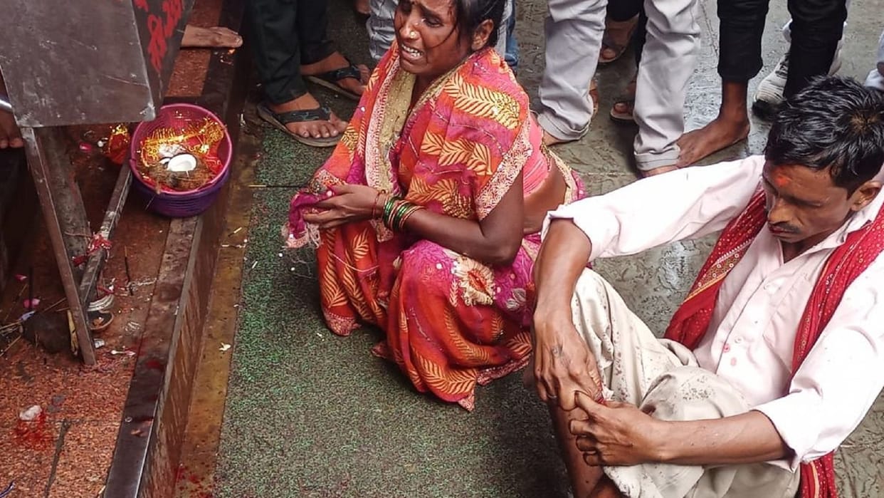 Kaushambi: Devotees cut their tongue in Shaktipeeth Sheetla Dham Kada, stirred up