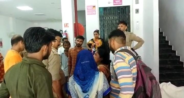 Kanpur Dehat: The family created a ruckus in the hospital over the death of the teenager, the operator of the nursing home denied the allegations