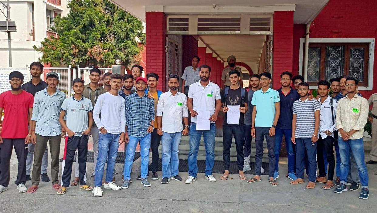 Students took to the streets to protest against mess service charge, Kurukshetra