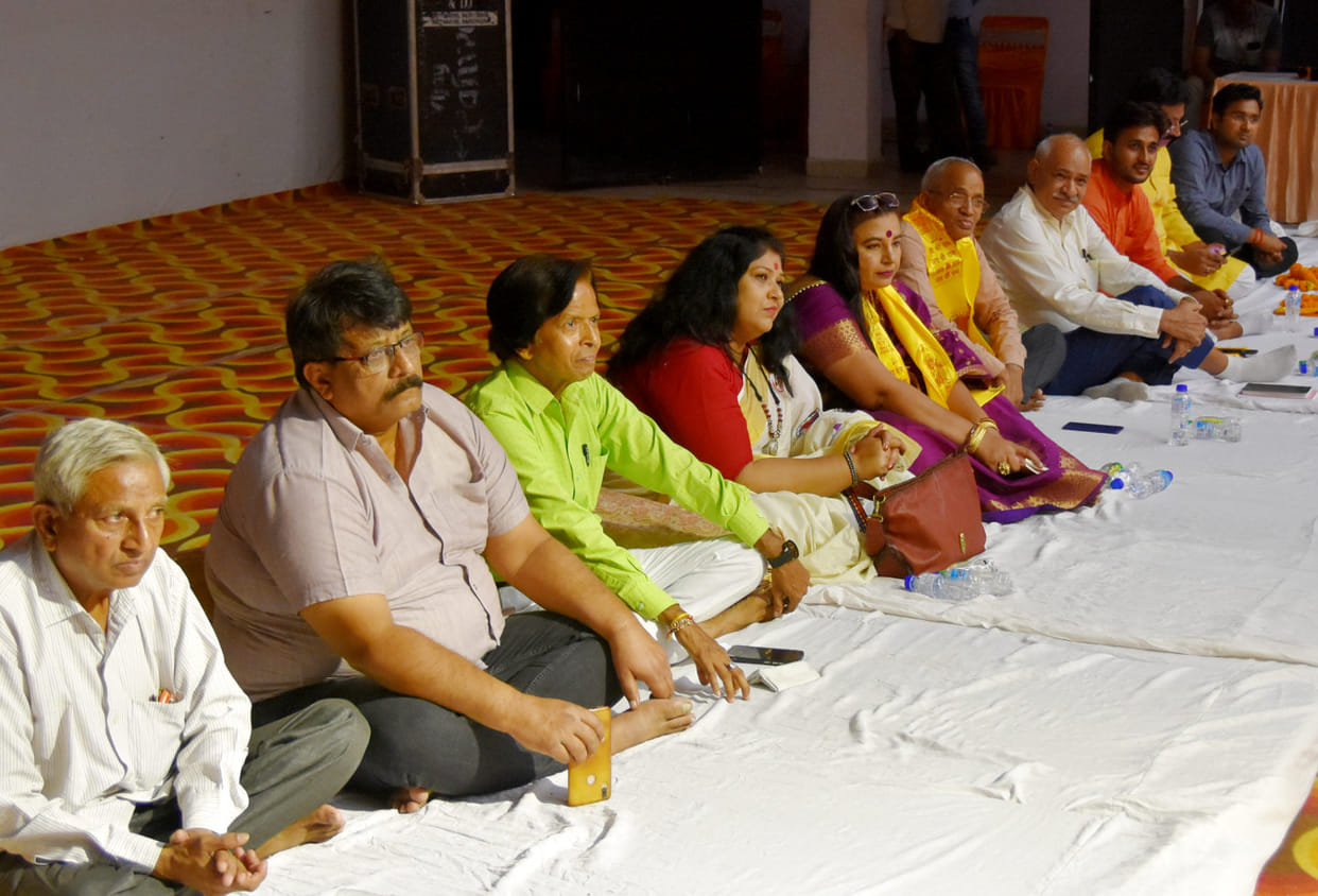 In the poet's conference, the wind of makeup and heroic rasa