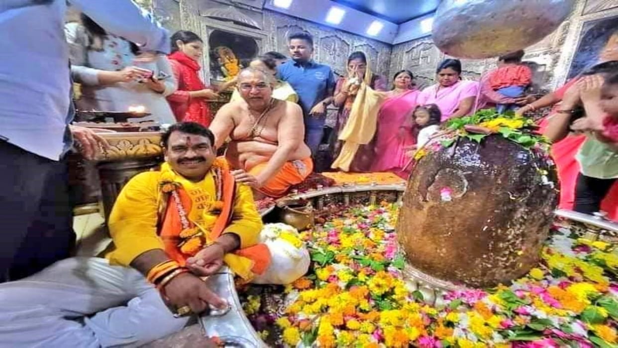congress raised questions on mayor mukesh tatwals photo session in mahakaleshwar temple
