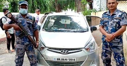 नेपाल में भारतीय नंबर की कार जब्त।