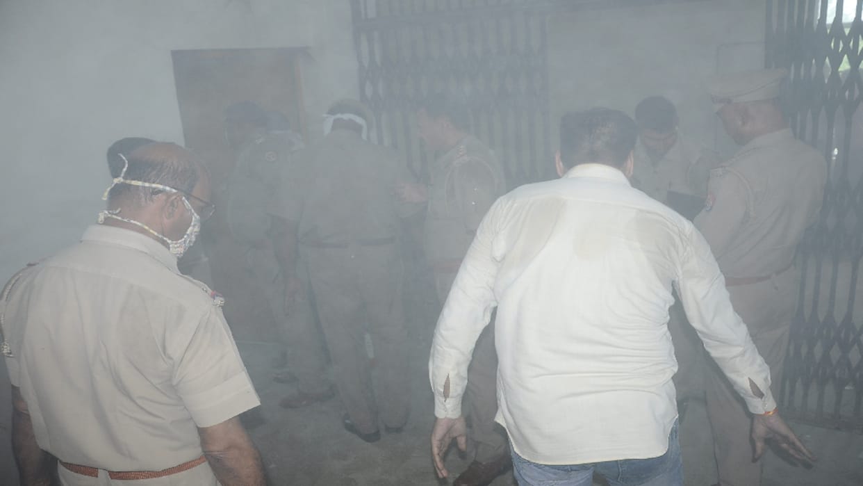 A fire broke out in the switch room of the old building of the District Court, chaos ensued