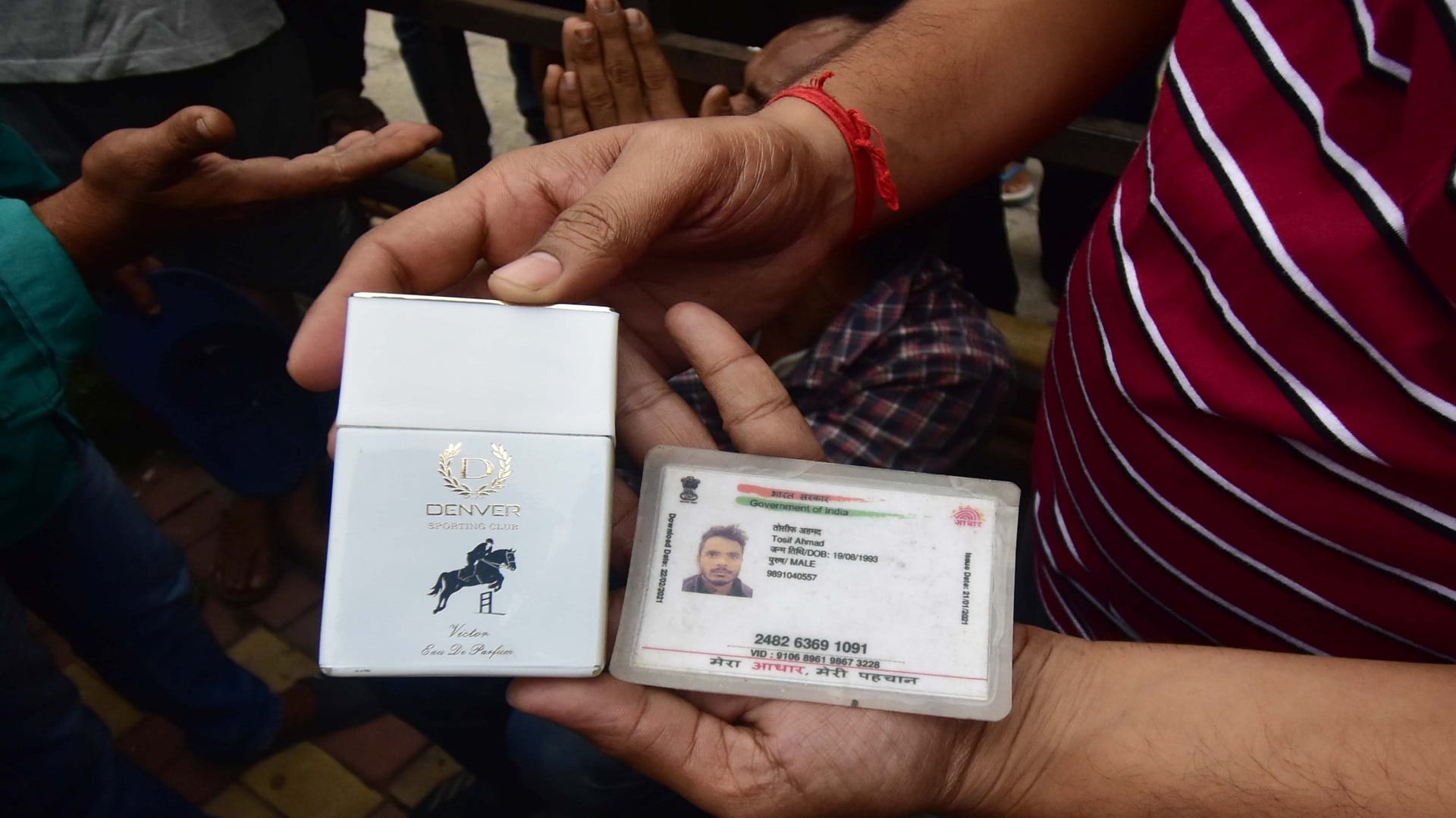 Prayagraj: Child thief caught outside GHS, parents handed over to police after beating fiercely