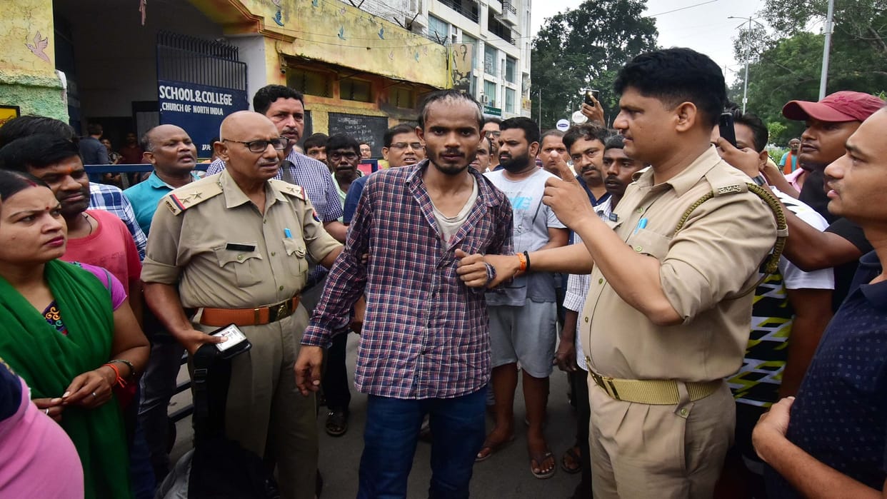 Prayagraj: Child thief caught outside GHS, parents handed over to police after beating fiercely