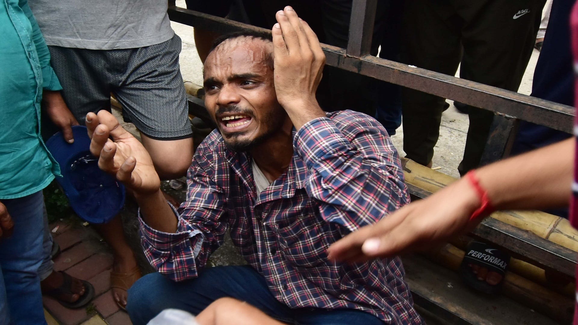 Prayagraj: Child thief caught outside GHS, parents handed over to police after beating fiercely