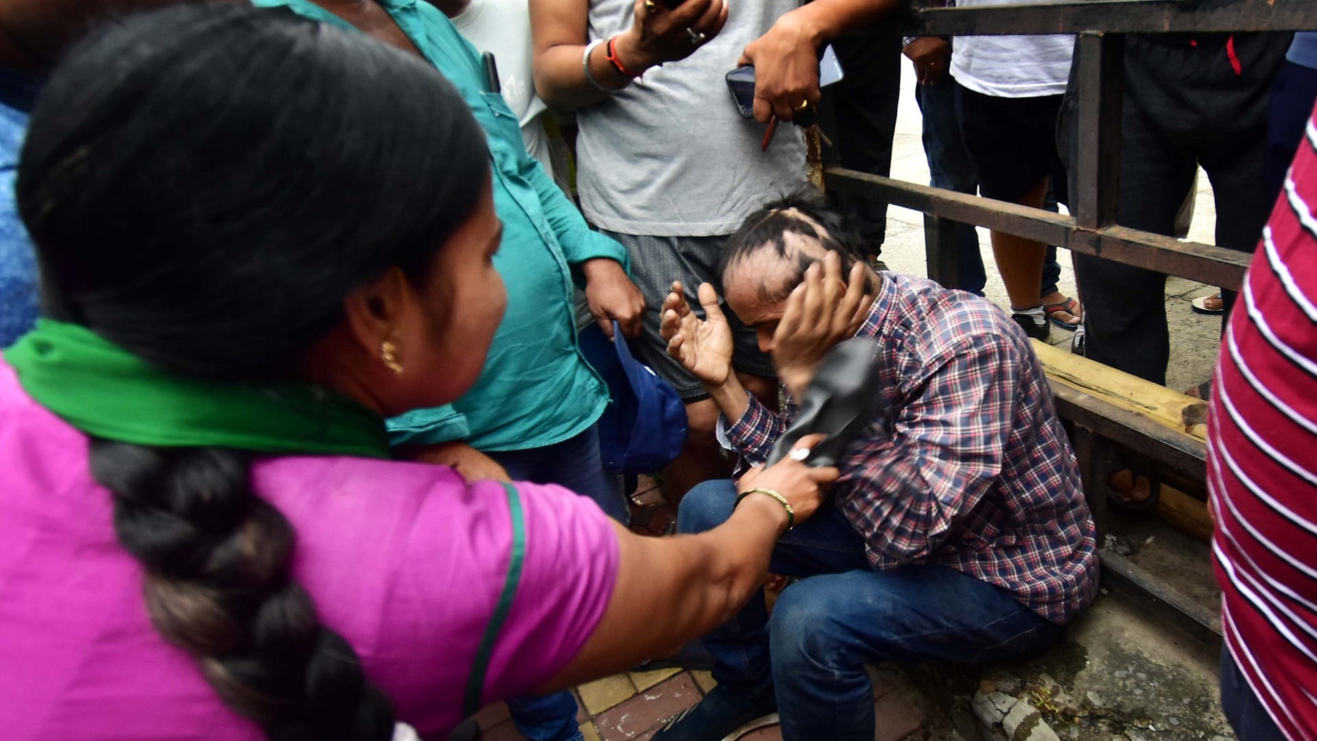 Prayagraj: Child thief caught outside GHS, parents handed over to police after beating fiercely