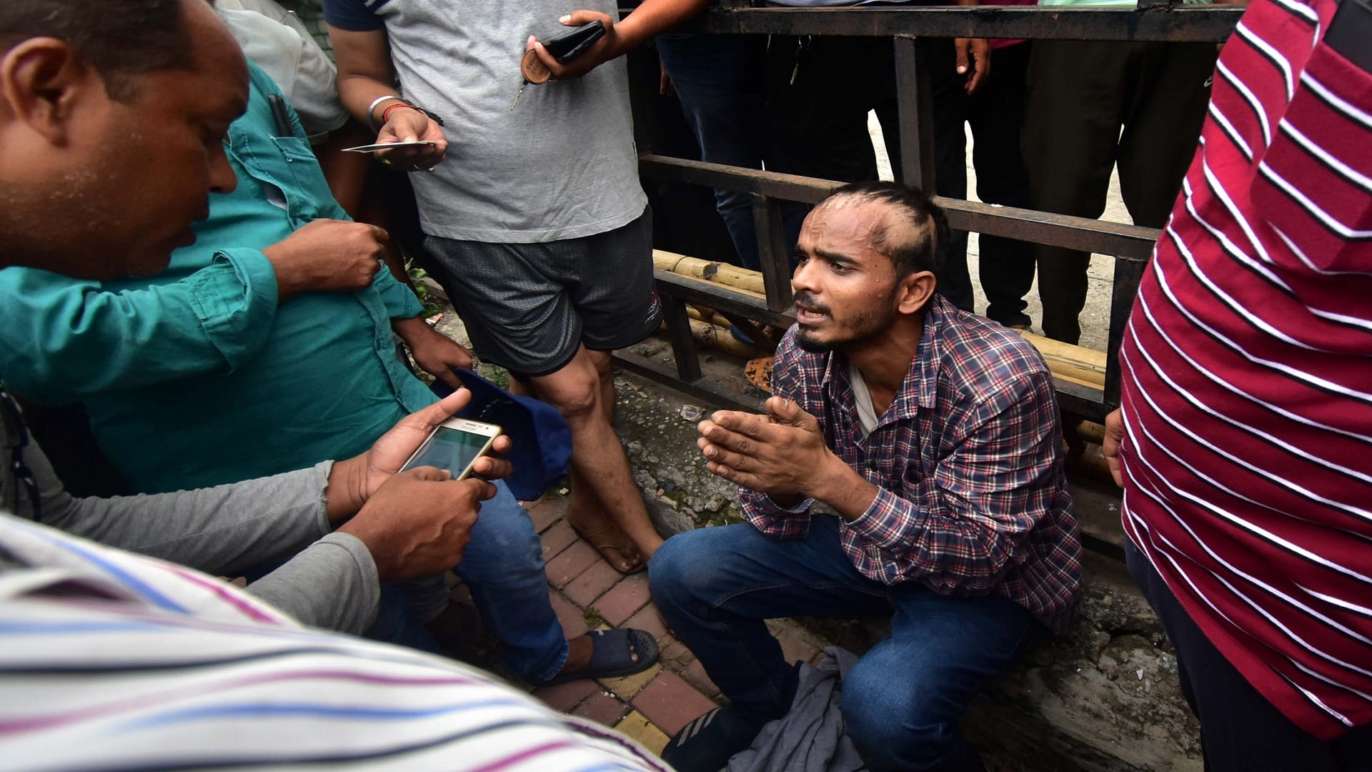 Prayagraj: Child thief caught outside GHS, parents handed over to police after beating fiercely