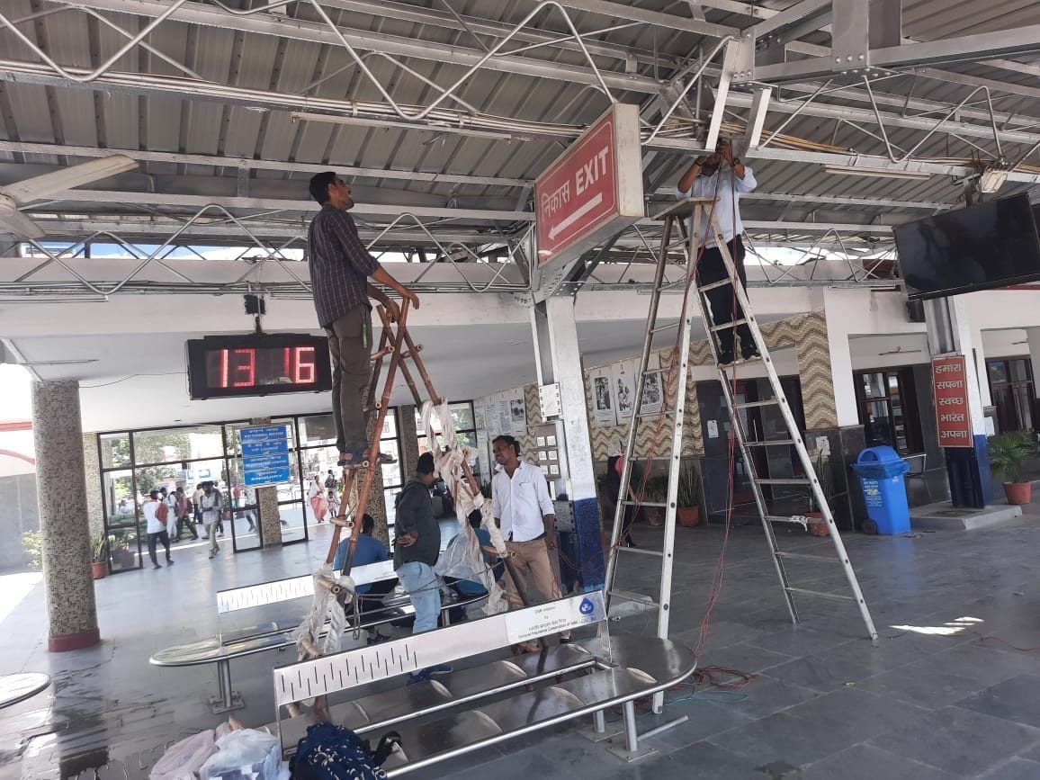 Energy Conservation: The train will come on the train from the railway station, the light will light up, it will be extinguished on its own.