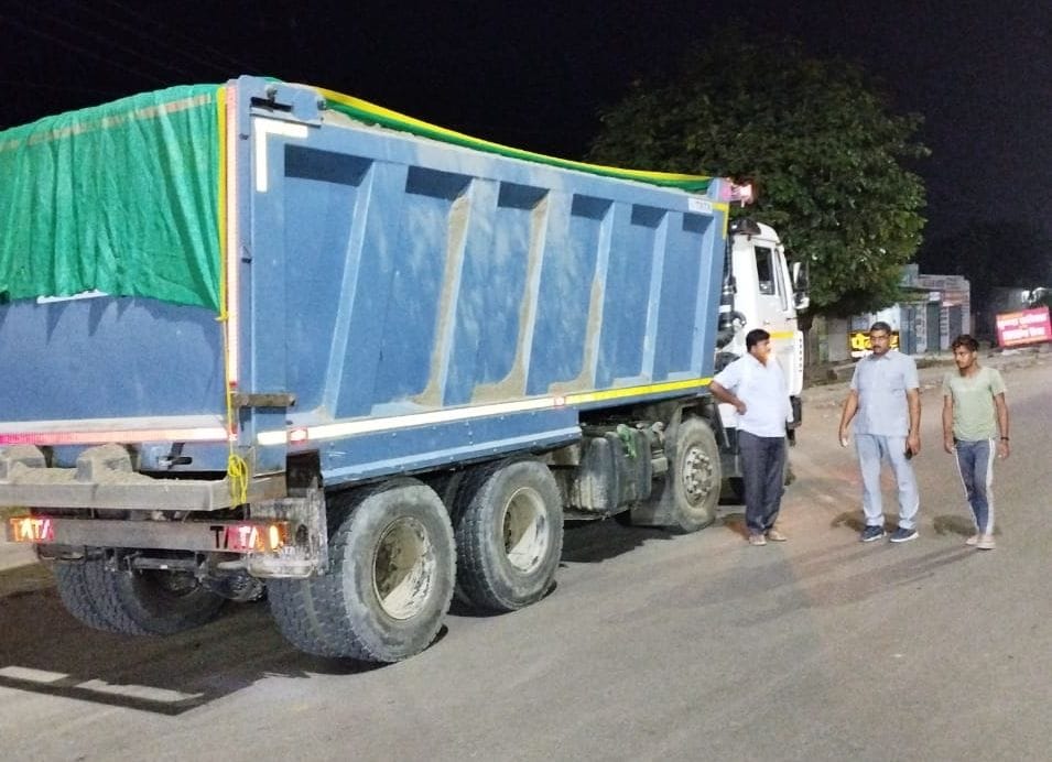 Chief Minister's flying squad tightens the noose on overloaded vehicles, seized 23 vehicles and imposed a fine of 18.24 lakhs