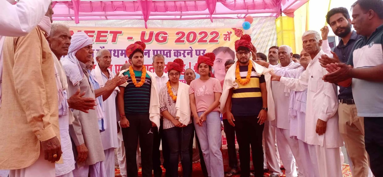 Saloni, Piyush and Aditya honored with NEET topper Tanishka in Bachhod