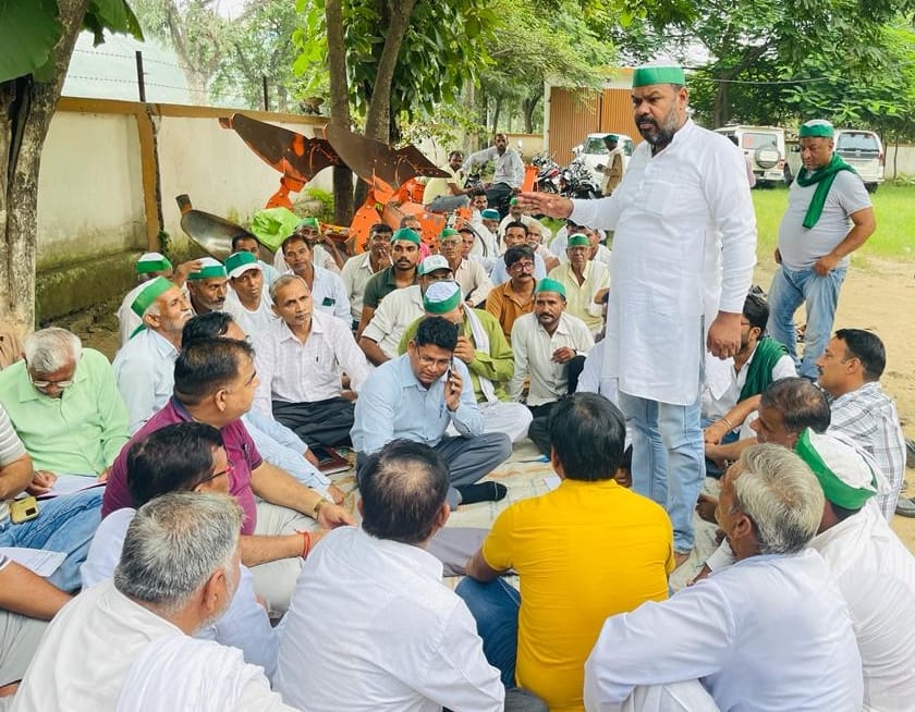 Farmers made officers sit among themselves on dharna