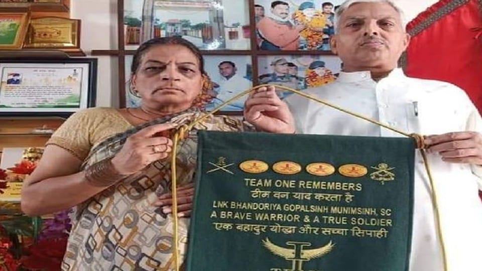 parents of martyr return shaurya chakra sent by courier in Agra