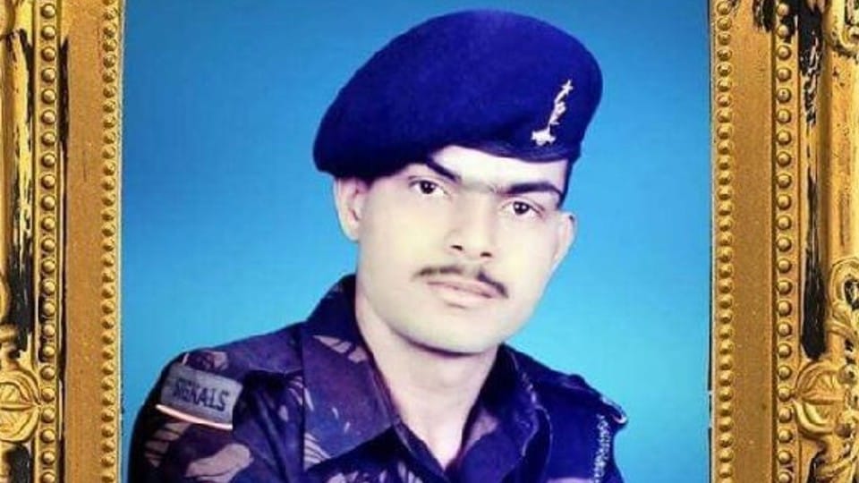 parents of martyr return shaurya chakra sent by courier in Agra