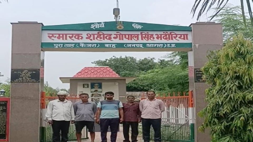 parents of martyr return shaurya chakra sent by courier in Agra