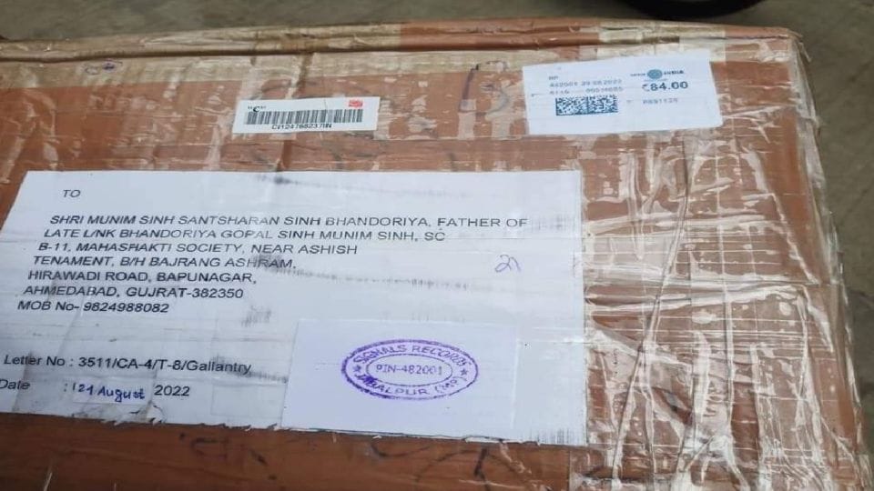 parents of martyr return shaurya chakra sent by courier in Agra