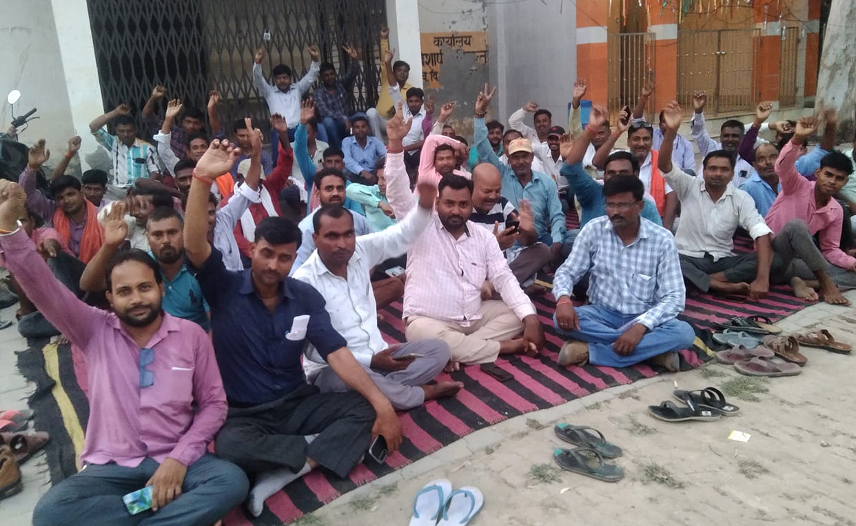 Contract workers sitting on dharna, power failure of Tilhar tehsil area
