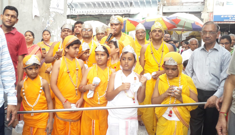 Jain society took out a grand Jal Kalash Yatra in the city