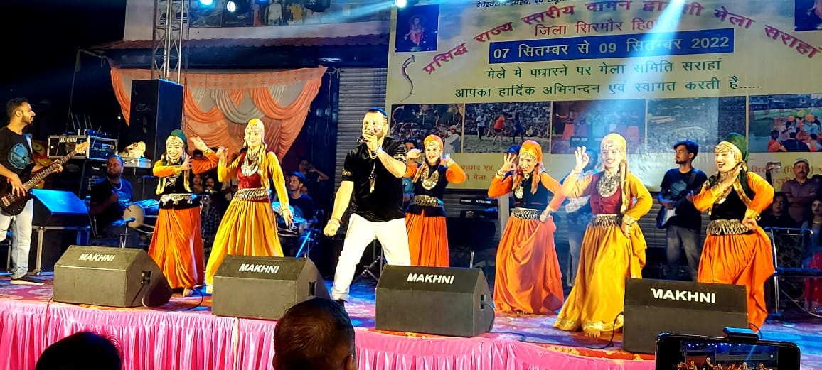 natti king kuldeep sharma and  punjabi singer rajguru present  presebt their programme in vamn dwadsi mela saranha third culture night- people like it