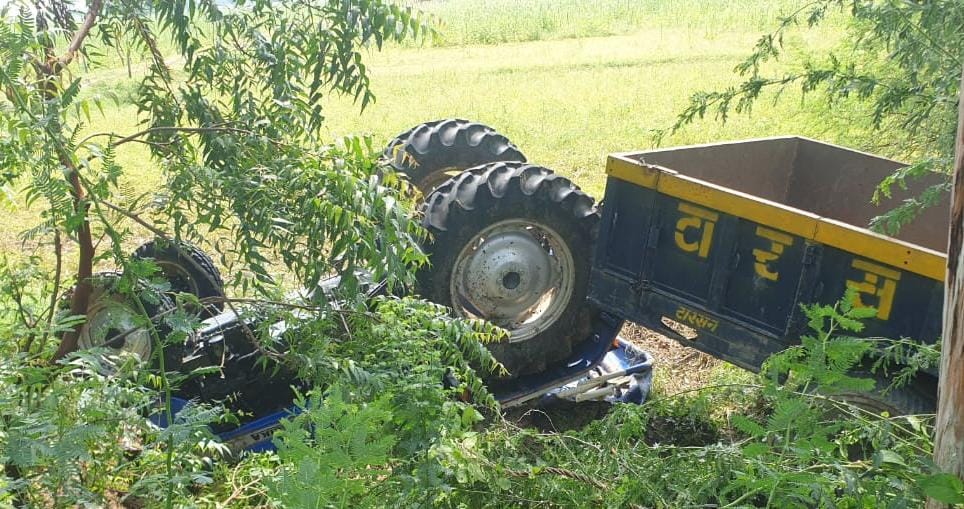 Banda: Tractor-trolley returning from funeral rites overturned in ditch, one dead, three in critical condition