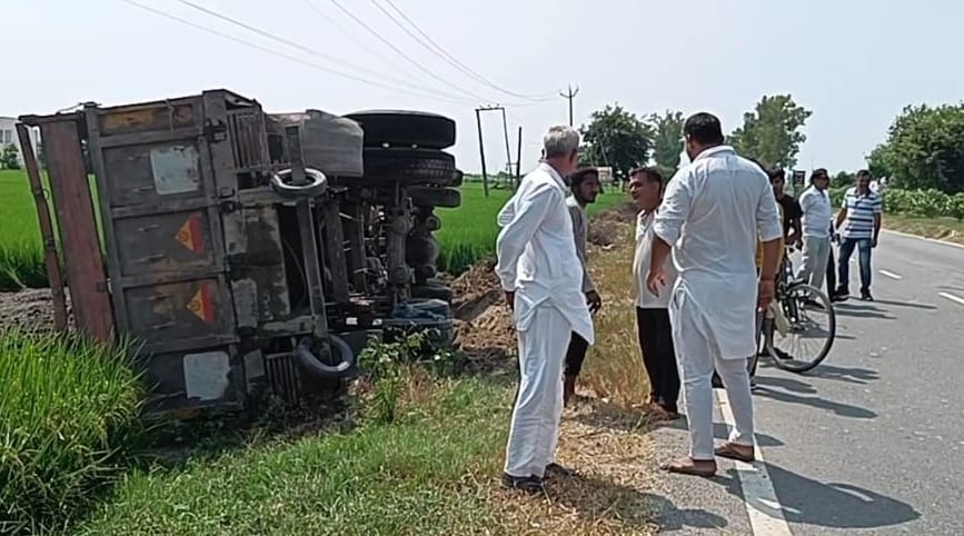 Seeing the RTO team, in a panic, the driver overturned the truck in the field