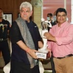 प्रतियोगिता के समापन पर ट्राफी देते एलजी मनोज सिन्हा