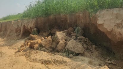 Rampur: मिट्टी की ढांग गिरने से तीन किशोरी दबी, गंभीर हालत में अस्पताल में कराया गया भर्ती Three girls got buried due to falling mud