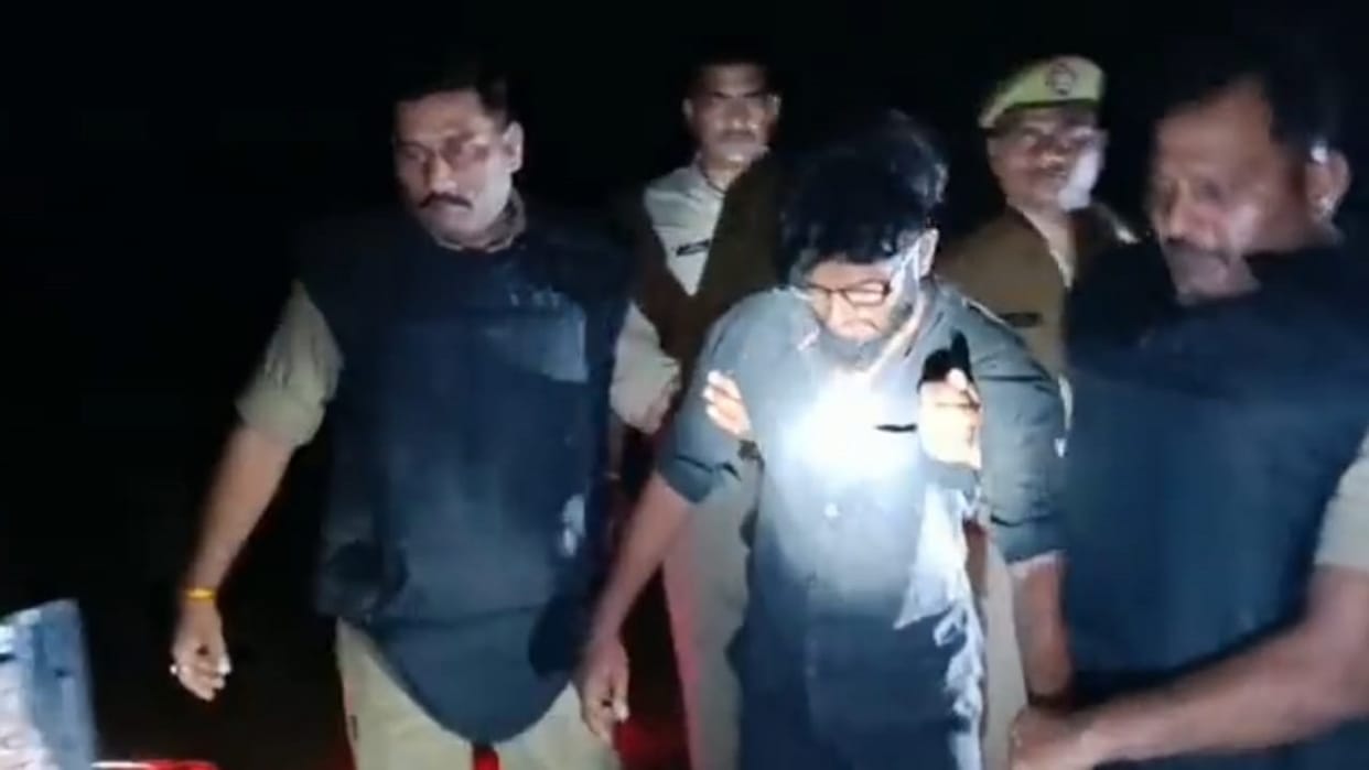 Encounter between police and misdeed accused in azamgarh one arrested