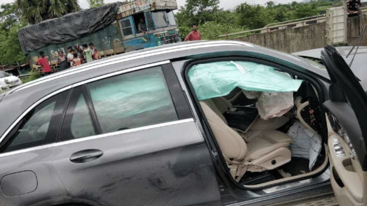 What is the relationship between seat belt and airbag in cars SUV, both are necessary to save lives