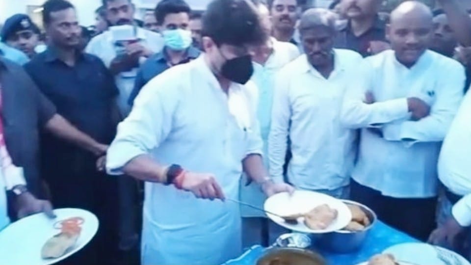 MP News: Scindia was seen serving food at the SC convention in an attempt to solve caste equations