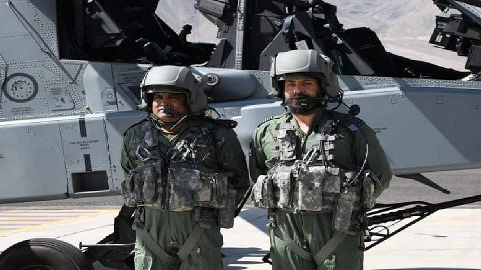 Army Chief knows the power of the combat helicopter by flying Apache in Ladakh