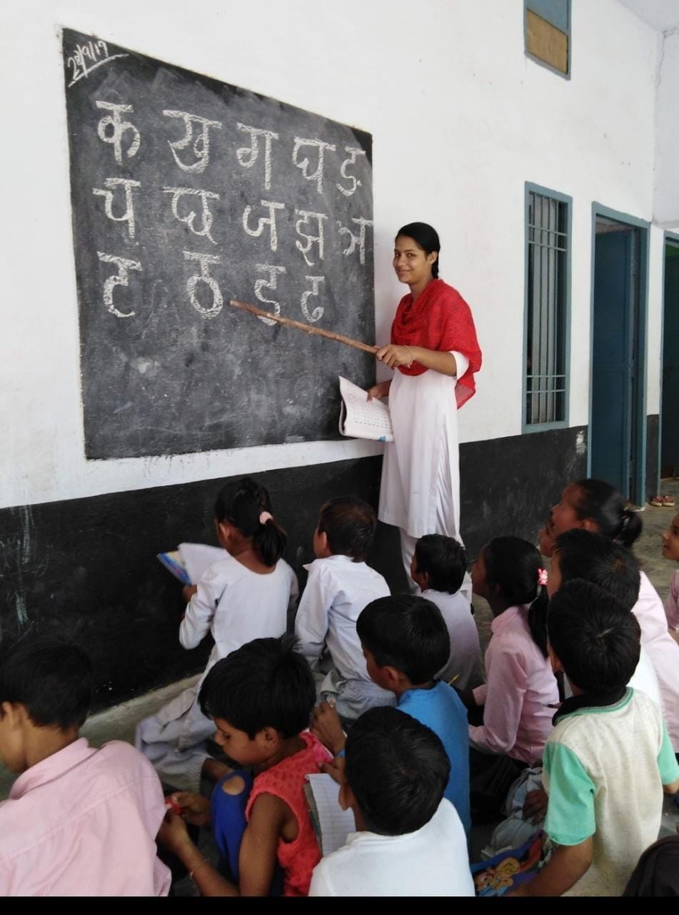 Nisha Rani trying to find weak students of village Sheikhpura