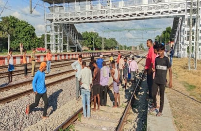 Painful end of love in varanasi Lover and girlfriend commit suicide cut by train