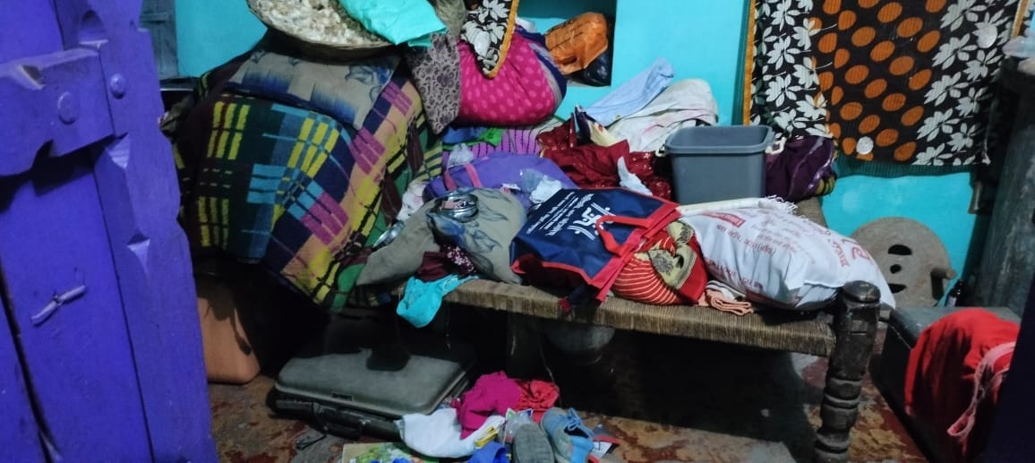 Banda: Thieves blew goods worth lakhs from three houses