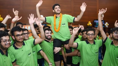 दोस्तों के साथ जश्न मनाते हर्ष