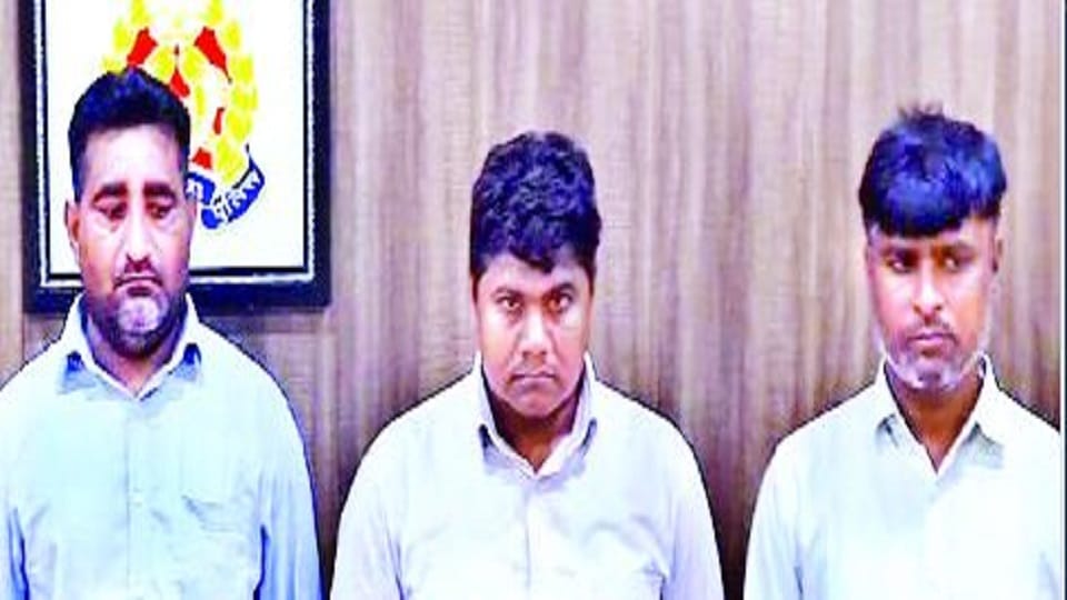 Kasganj police arrested three people for 10 crore fraud accused of selling Car and bike