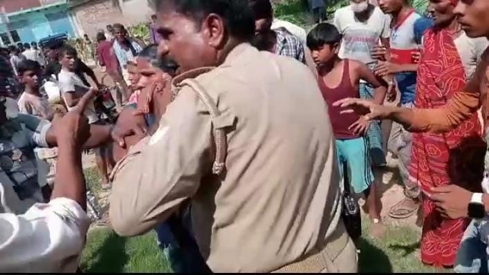 The woman caught the collar of the policemen