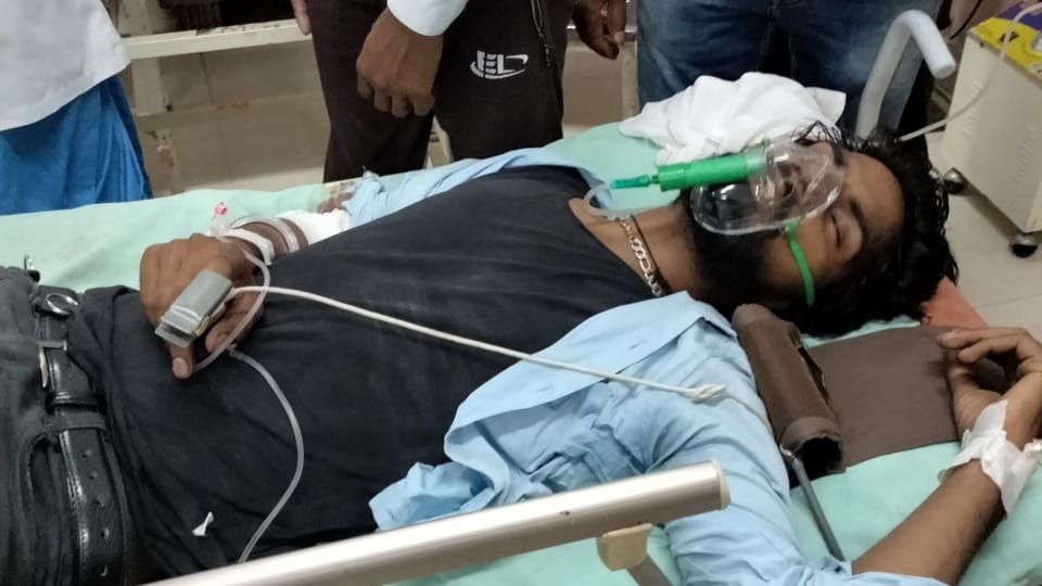 Contracted sweeper slipped from fourth floor of Bhiwani Civil Hospital and fell on car