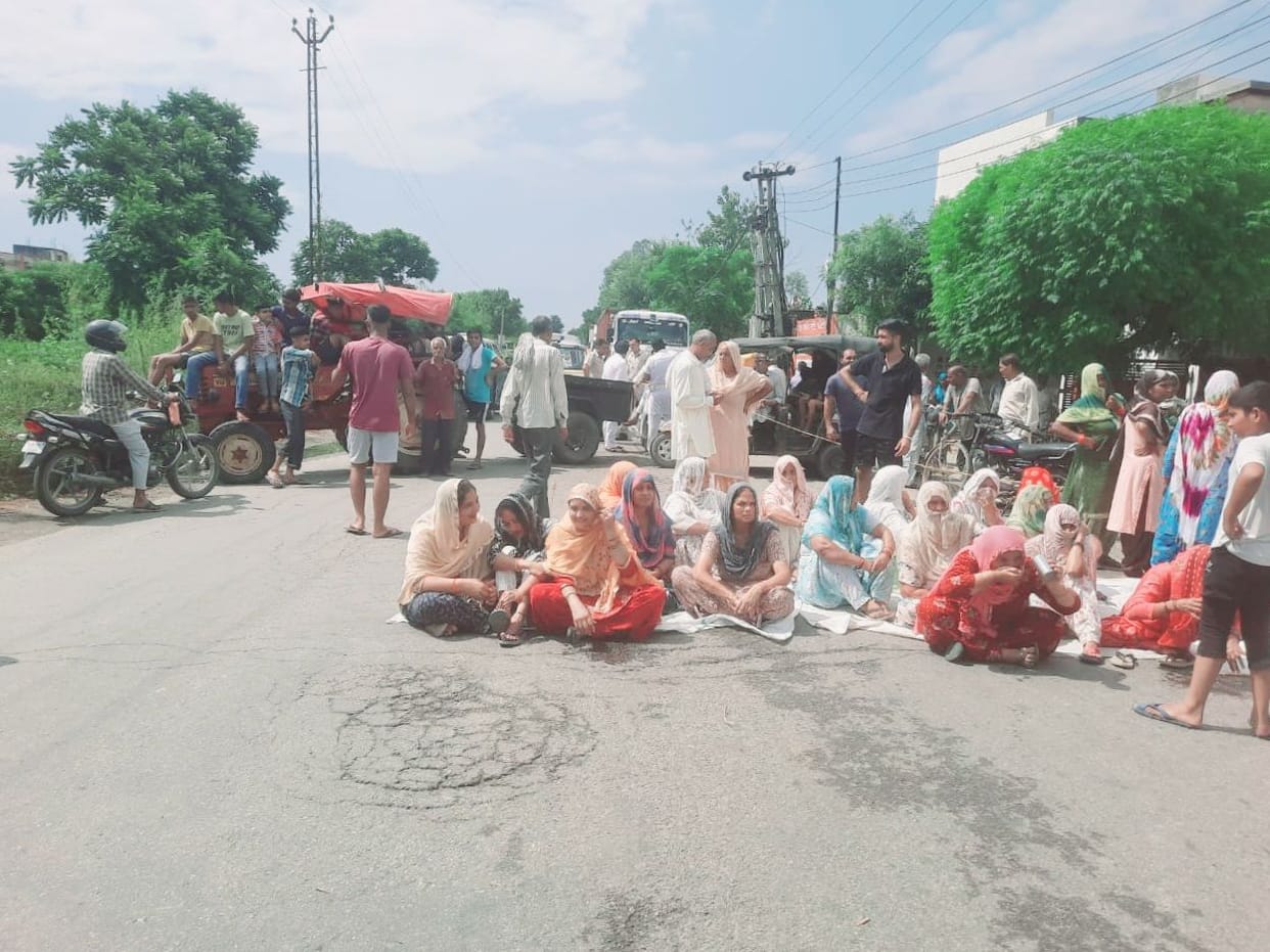 Women blocked the national highway for four hours