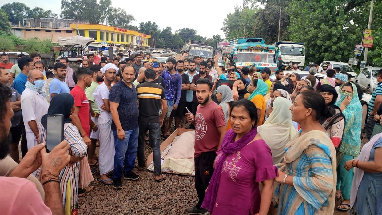 Family residents protest over death of factory owner in flora nagbani blocked jammu akhnoor road