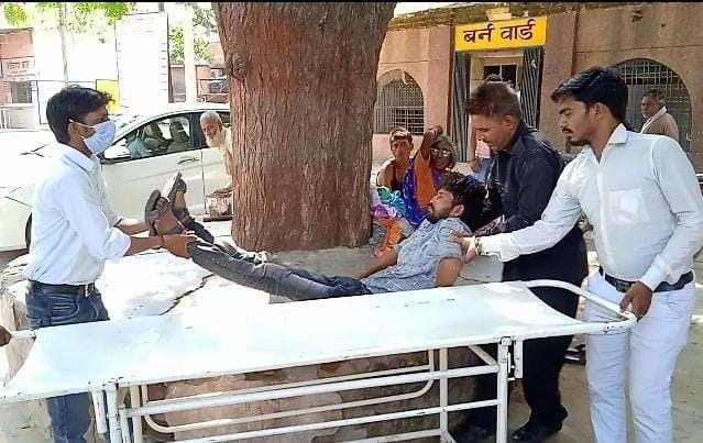 Two ministers stayed in the city, the patients kept on trying to get treatment in the hospital