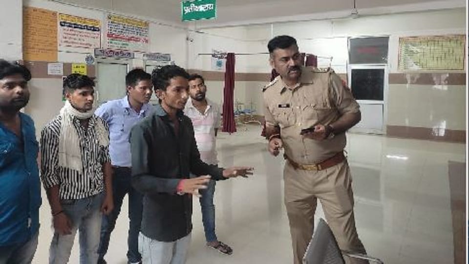 husband of the female employee shot the former store incharge in hundred bed hospital Mainpuri