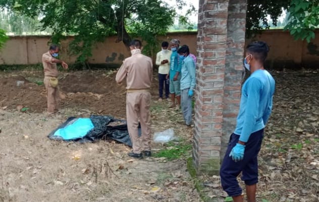 dead body of young man who died snakebite in Kalinagar Pilibhit will emerge from ground after 25 days