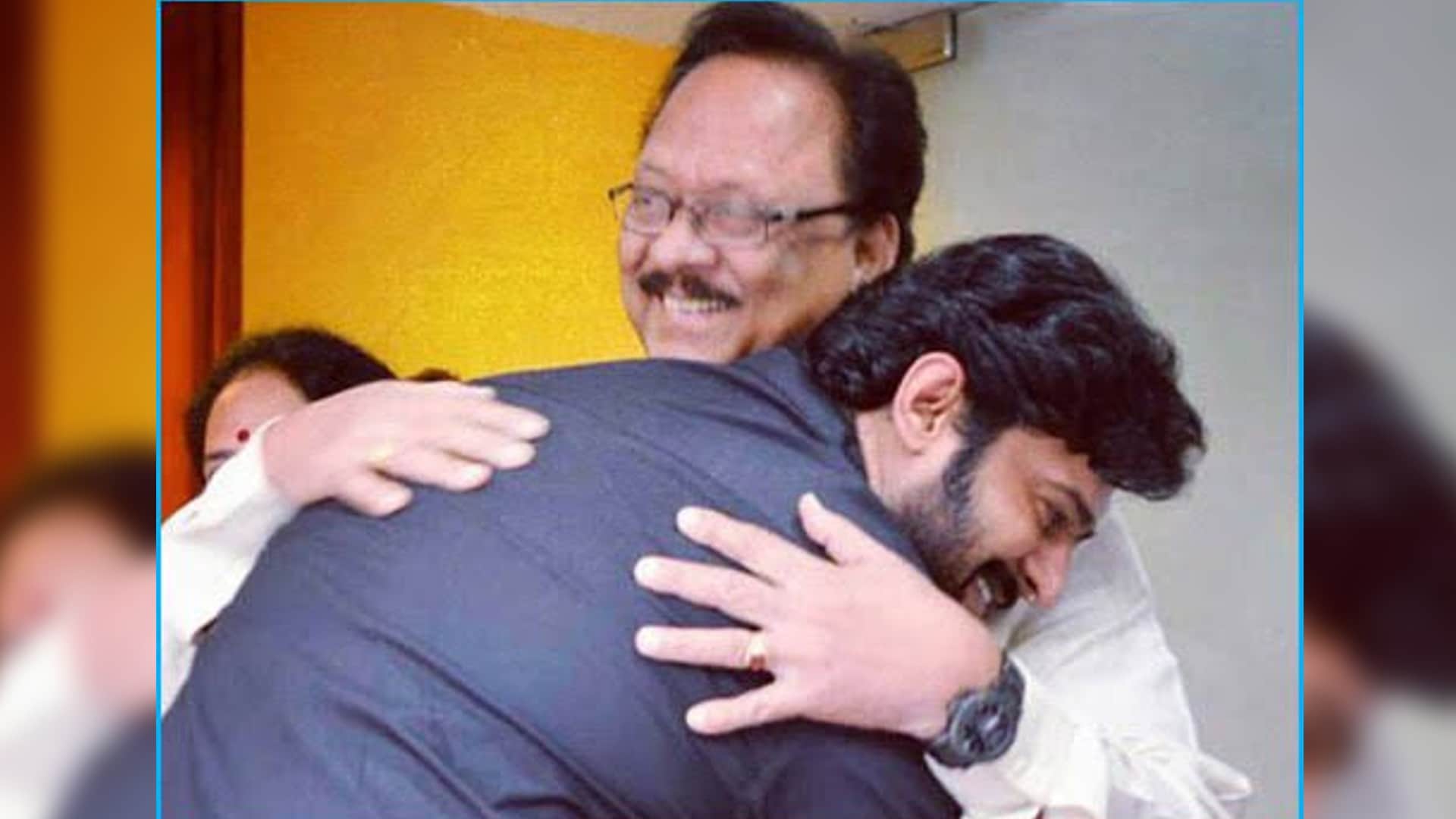 Salaar actor Prabhas breaks down Krishnam Raju death see video