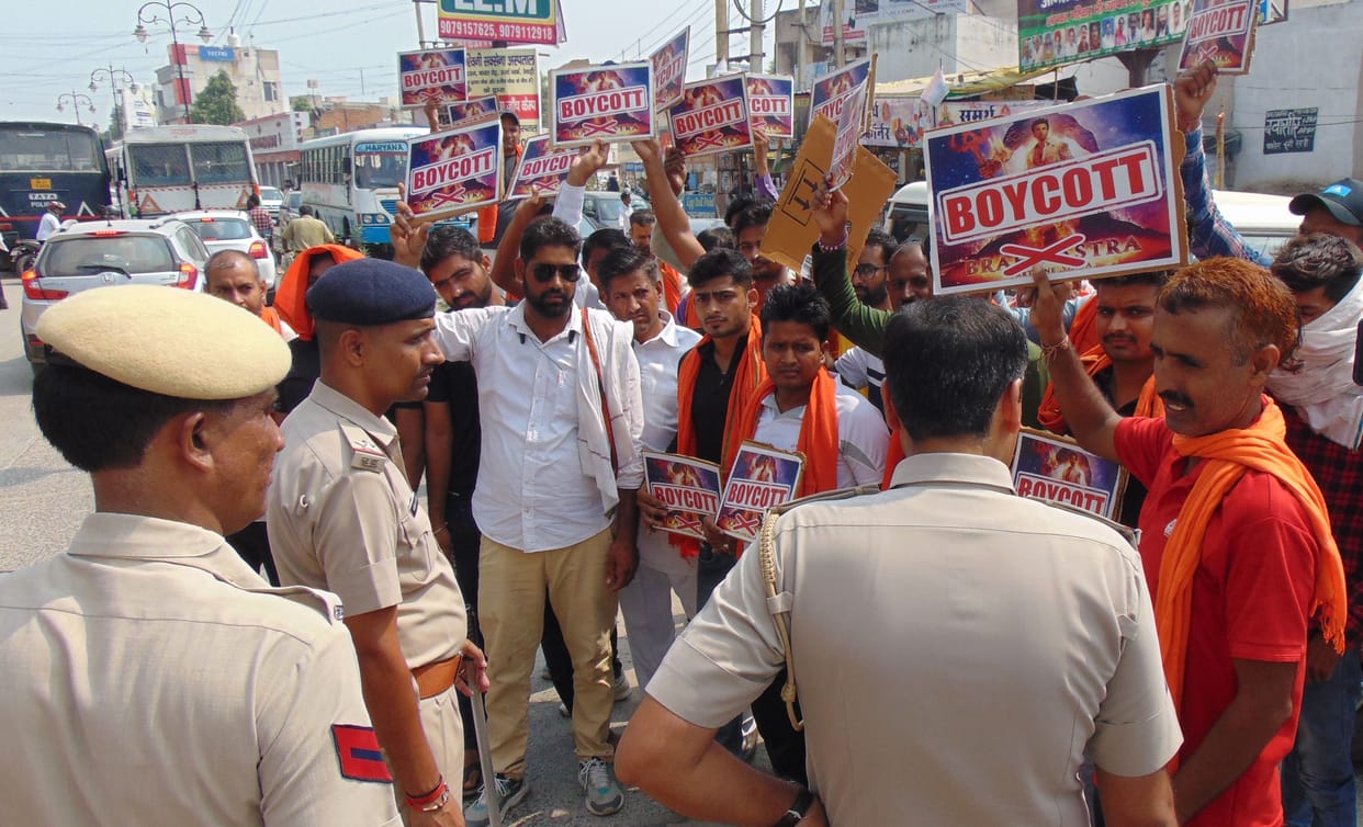 People of Hindu organizations came out on the road in protest against 'Brahmastra', demonstrated