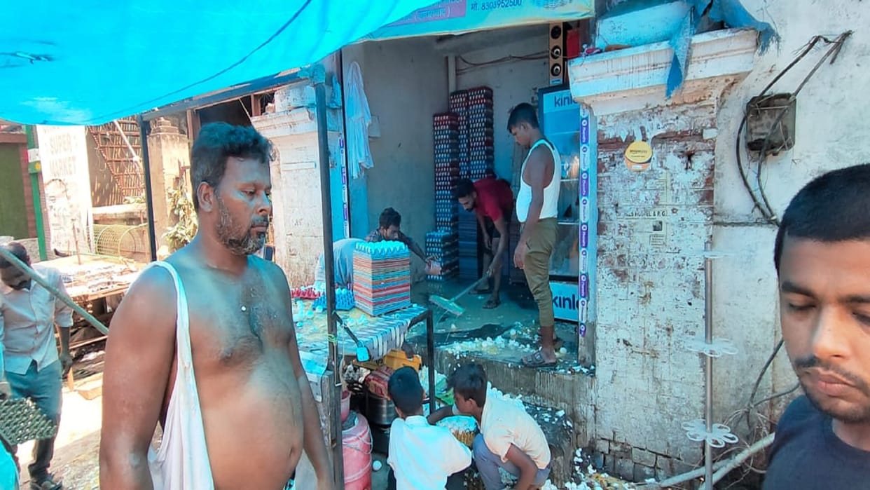 Fighting fiercely between students and shopkeepers in Katra, tension in the entire area