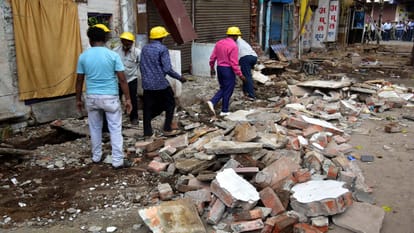 after the death of five people, the dilapidated part of the buildings demolished